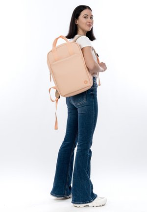 SURI FREY Tagesrucksack - apricot