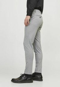 Jack & Jones JPSTMARCO JJCOOPER - Pantalones chinos - grey melange