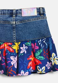 Gonna in denim con ruffle a balze e stampa floreale. Base blu scuro con fiori rosa, gialli e verdi. Presenta una vita cucita e un'etichetta con logo.