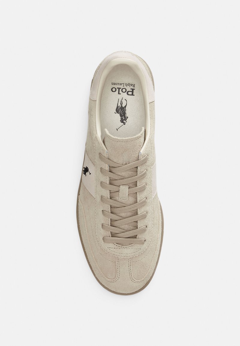 Beiger Wildledersneaker mit cremefarbenen Akzenten, flachen Schnürsenkeln und einem Seitenlogo. Verfügt über einen gepolsterten Kragen und eine profilierte Gummisohle.