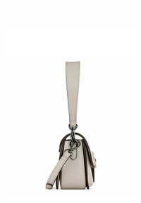 Lichtbeige handtas met een gestructureerde vorm, glad leren materiaal, een verstelbare schouderband en zilveren hardwareaccenten.