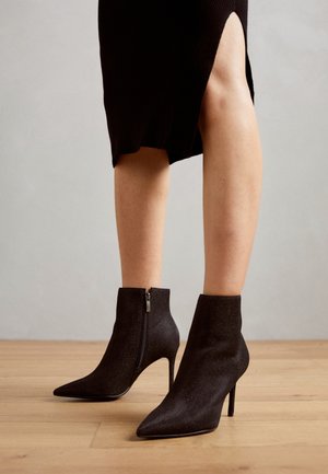 Bottines à talons hauts - black