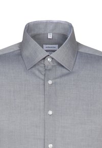 Camicia grigia con bottoni, realizzata in tessuto leggero, con colletto classico, texture sottile e bottoni madreperla.