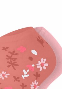 Enkelsokken in koraal en lichtroze met bloemenpatronen. De koraalkleurige sok heeft witte en roze bloemen, terwijl de roze sok effen is.