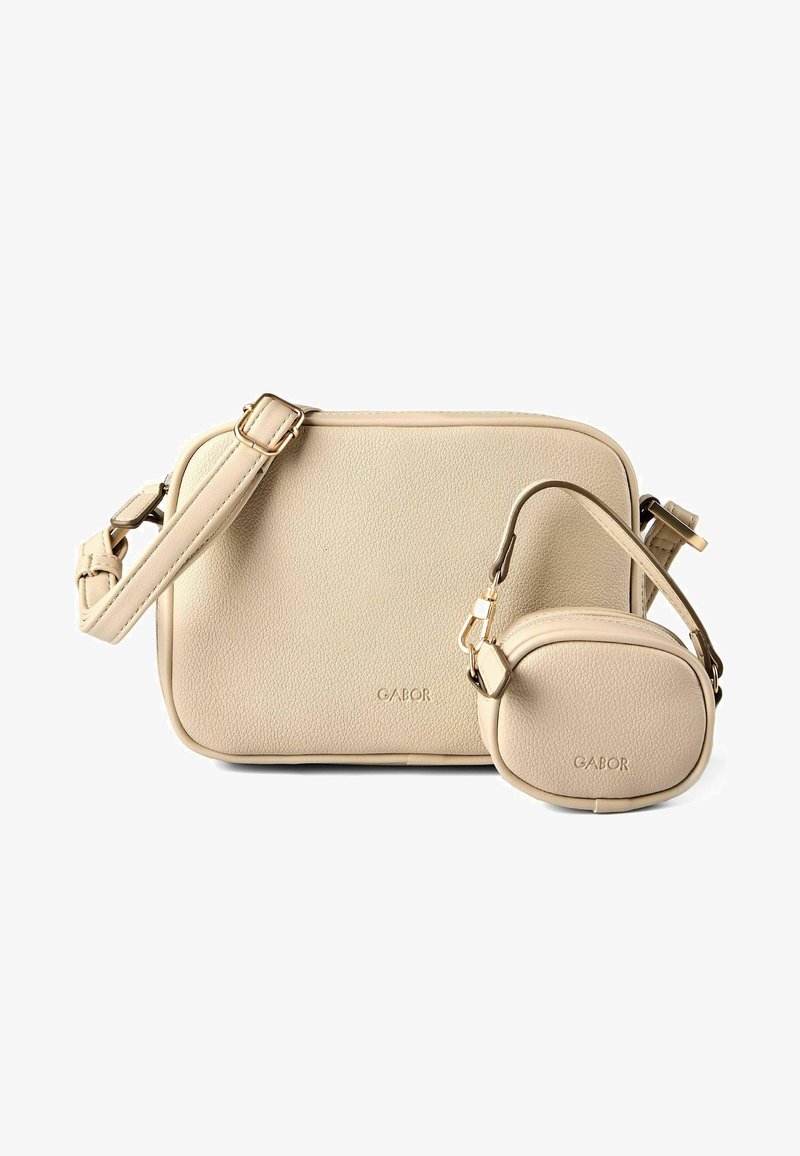 Sac bandoulière en cuir beige texturé avec une sangle réglable et une petite pochette assortie, toutes deux embossées du logo "Gabor".