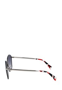 Occhiali da sole con lenti a gradiente grigio, montatura in metallo e braccia in plastica con un motivo colorato che presenta accenti rossi, neri e bianchi.