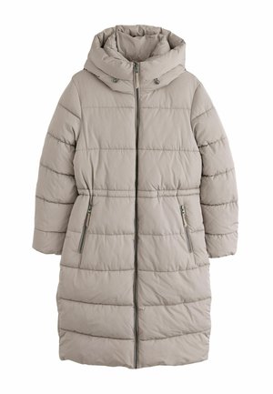 Long manteau d'hiver beige matelassé avec un col montant, une fermeture éclair à l'avant, deux poches zippées et un matelassage horizontal.