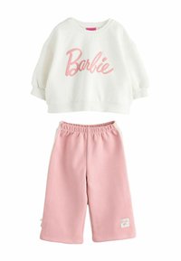 Hanorac alb cu text roz "Barbie", asortat cu pantaloni scurți roz ce au accente albe pe laterale și un etichetă cu un logo roz. Material dintr-un amestec de bumbac.