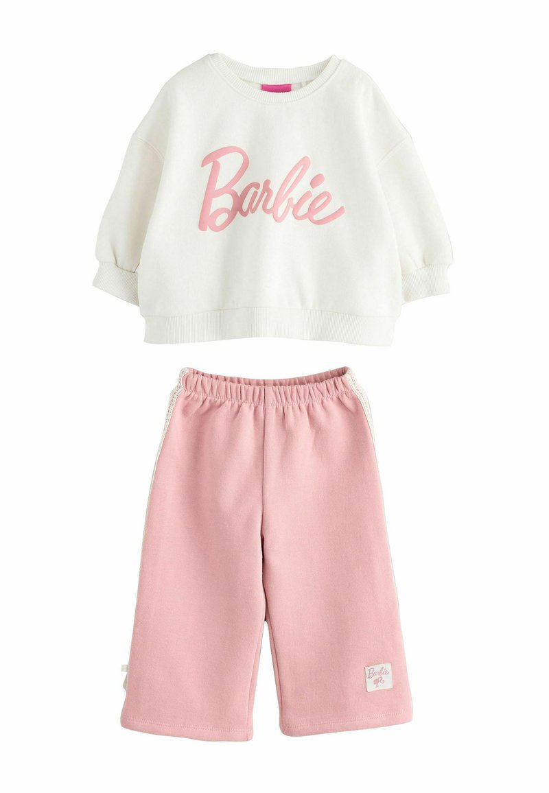 Hanorac alb cu text roz "Barbie", asortat cu pantaloni scurți roz ce au accente albe pe laterale și un etichetă cu un logo roz. Material dintr-un amestec de bumbac.