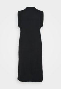 Czarna sukienka bez rękawów, uszyta z gładkiego materiału. Posiada wysoki dekolt oraz luźny krój, sięgający do kolan. Brak widocznych wzorów lub dodatków.
