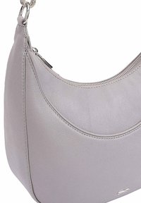 Sac hobo en cuir gris avec une texture lisse, un design incurvé, une fermeture zippée en haut et des détails de couture subtils. Doté de quincaillerie en argent.