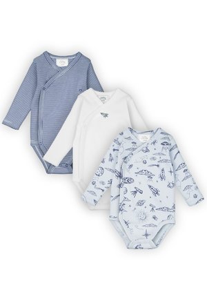 Drie babyrompers met lange mouwen in blauw gestreept, effen wit met een kleine raket, en lichtblauw met ruimte-thema prints.