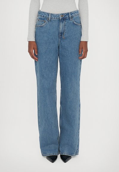 Lyseblå jeans med vide ben og højtaljet pasform, lavet af denimstof, med fem lommer, forside med trykknap og lynlås. Struktureret finish og afslappet pasform.