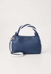 Marineblauwe handtas met een gestructureerde leren afwerking, voorzien van gedraaide bicolor handvatten en een afneembare schouderband. Gouden logo-accent aan de voorkant.
