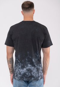 Paradiso Clothing DIVISION TEAR US APART DIP DYE - Print T-shirt - black