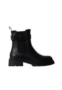 Bottine en cuir noir avec semelle épaisse, panneau latéral élastique et bride ajustable avec boucle.