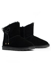 Botas de tobillo de ante negro con un interior suave y peludo, que presentan un lazo decorativo y detalles en tono dorado en los cordones. Suela de goma duradera.