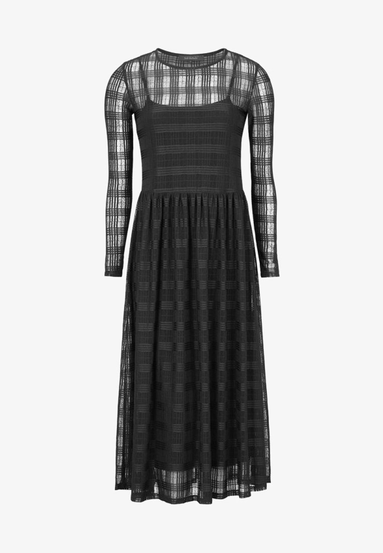 Czarna, długa sukienka z długim rękawem, wykonana z przezroczystej tkaniny w kratkę, z kwadratowym dekoltem i rozkloszowanym dołem.
