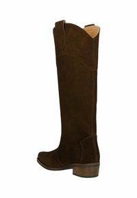 Brązowe zamszowe kozaki do kolan o eleganckim designie, z detalami w postaci przeszyć, niewielkim obcasem i zaokrożonym otwarciem u góry, co ułatwia zakładanie.