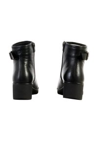 Stivali ankle in pelle nera con punta quadrata, tacco a blocco e dettaglio in fibbia laterale, caratterizzati da una finitura liscia e un design minimalista.
