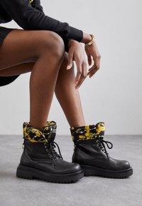 Versace Jeans Couture Stivaletti con plateau - black
