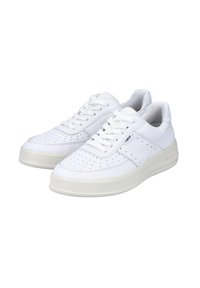 Weiße Leder-Sneaker mit durchbrochener Detailierung, flachen Schnürsenkeln und einer strukturierten Gummisohle. Runde Zehenpartie und minimalistisches Design.