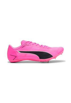 Chaussure d’athlétisme à pointes rose vif avec logo Puma noir et blanc, fermeture à lacets et pointes métalliques sous la semelle, vue de profil.