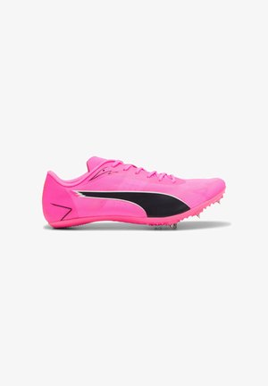 Chaussure d’athlétisme à pointes rose vif avec logo Puma noir et blanc, fermeture à lacets et pointes métalliques sous la semelle, vue de profil.