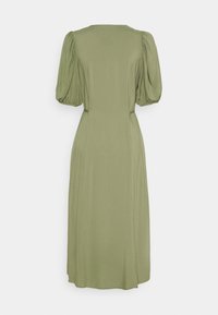 Olivengrünes Kleid mit einer knielangen A-Linie; verfügt über Puffärmel und eine glatte Stofftextur. Einfaches, elegantes Design.