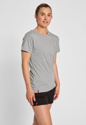 Grijze T-shirt met korte mouwen in een gladde stof, met een ronde hals en een relaxte pasvorm. Gepaard met zwarte shorts, met rode logo-tags.