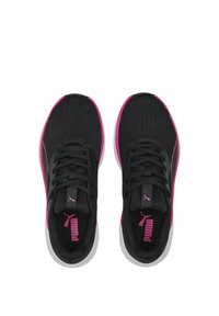Zapatos deportivos negros con parte superior de malla, acentos rosas y suela blanca. Las características incluyen seis ojales y un logotipo prominente de Puma en la lengüeta.