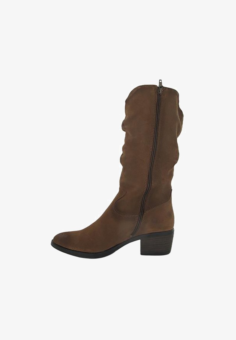 Botte en daim marron jusqu'au genou avec un design légèrement affaissé, fermeture éclair sur le côté et un petit talon empilé. Texture lisse sans motifs visibles.