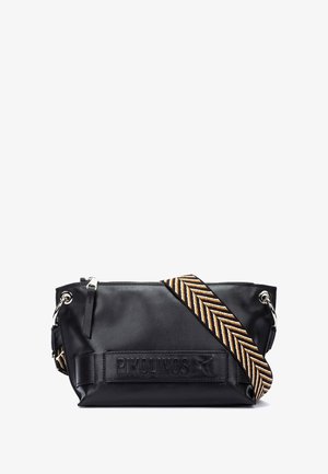 Sort læder håndtaske med struktureret overflade, der har et fremtrædende præget logo og et flerfarvet stribet remdesign. Lynlås lukning.
