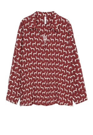 Chemise bordeaux à manches longues avec motif stylisé de chien blanc, col à pointes et poignets boutonnés, posée à plat sur fond blanc.