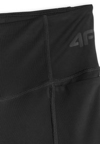 Ceinture de leggings de sport noire avec coutures flatlock et logo discret de la marque 4F sur le côté droit.