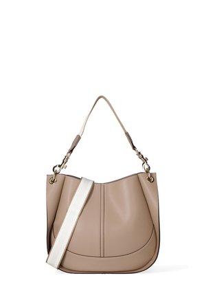 Beige leren handtas met een gebogen silhouette, voorzien van gouden hardware en een afneembare gestreepte schouderband. Gladde textuur, minimalistisch ontwerp.