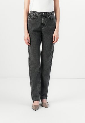 Svarte denimjeans med rette ben, fem lommer og middels vask. Har knappeåpning og minimal sømdetalj.