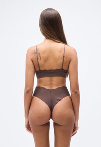 Καφέ δαντελένιο σουτιέν με ρυθμιζόμενους ιμάντες και σωληνωτά, ψηλόμεσα εσώρουχα που ταιριάζουν, με απαλή υφή και ανοίγματα στα πλάγια.