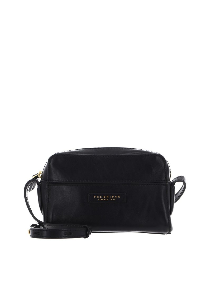 Borsa a mano in pelle nera con chiusura a zip, forma rettangolare, manico laterale e tracolla regolabile. Presenta una placca con logo dorato sul davanti.