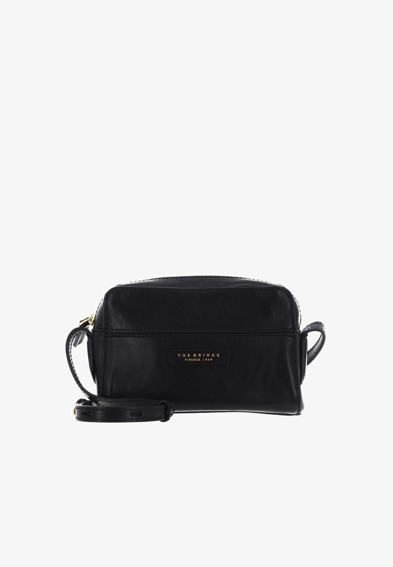 Borsa a mano in pelle nera con chiusura a zip, forma rettangolare, manico laterale e tracolla regolabile. Presenta una placca con logo dorato sul davanti.