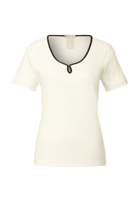 Top bianco a maniche corte con texture a costine e scollatura a V delineata in nero, caratterizzato da un piccolo taglio al collo per un tocco di dettaglio.