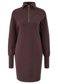Brązowa, dziergana sukienka z wysokim, zapinanym na zamek kołnierzem i długimi, zwężanymi rękawami. Posiada żeberkowane wykończenia na mankietach i u dołu sukienki dla tekstury.