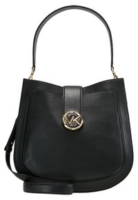 Sac à main en cuir noir avec poignée courte et longue bandoulière, orné d'un fermoir circulaire en or avec logo MK sur le rabat avant.