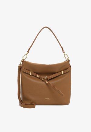 Sac à bandoulière en cuir brun avec une sangle réglable, des ferrures dorées et un petit logo de marque "SURI FREY" à l'avant.