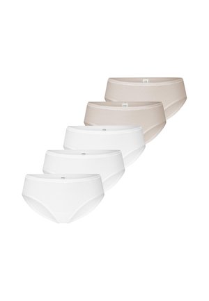 Cinq culottes pour femmes dans des couleurs neutres, trois paires blanches empilées devant et deux paires beiges derrière, toutes avec de petites étiquettes à l'avant.