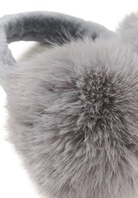 Scaldacollo per orecchie in pelliccia ecologica grigia, caratterizzato da un design rotondo e soffice con una texture morbida e una fascia liscia sottostante.