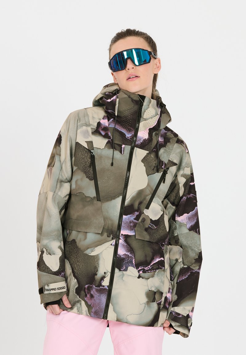 Jacke mit Tarnmuster aus leichtem, wasserabweisendem Material. Verfügt über eine Kapuze, Reißverschlusstaschen und verstellbare Kordelzüge.
