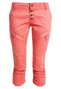 Pantalones cortos de color coral con un cierre frontal de cinco botones, bolsillos con cremallera en los laterales y detalles fruncidos en los dobladillos. Tejido suave y ligero.