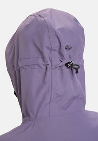 Cappuccio in lavanda con cordino nero regolabile e piccolo logo nero sul retro, mostrato da dietro su uno sfondo bianco semplice.