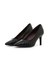Des escarpins noirs à talons hauts en cuir présentent un design à bout pointu avec des clous argentés embellissant le dessus pour plus de détails.
